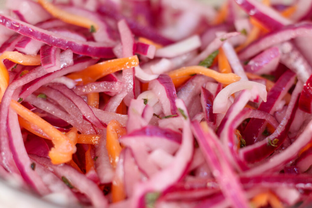 close up photo of habanero con cebolla morada
