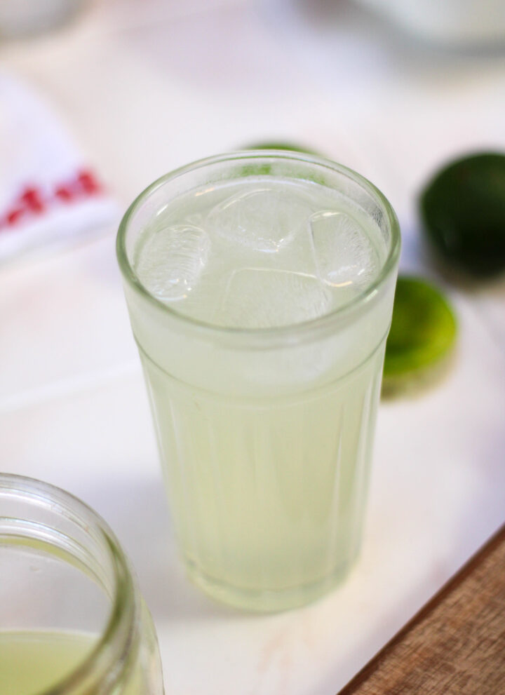 Limonada mineral in a glass on a white table